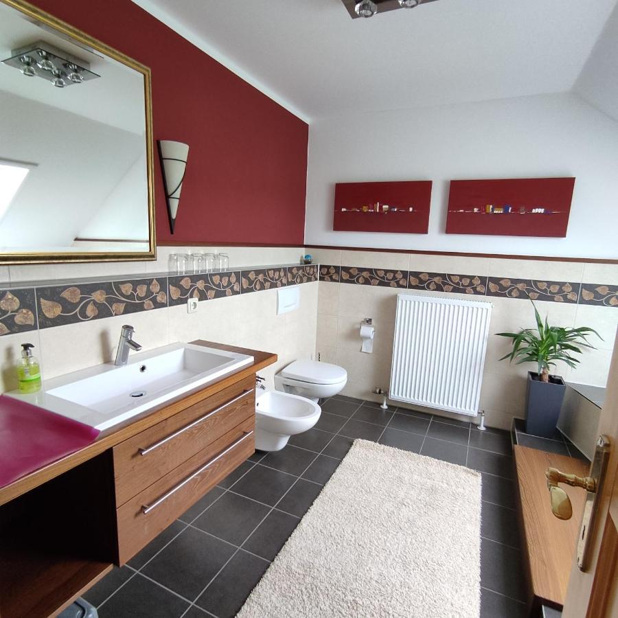 Ferienwohnung Adelhardt Eckersdorf エクステリア 写真